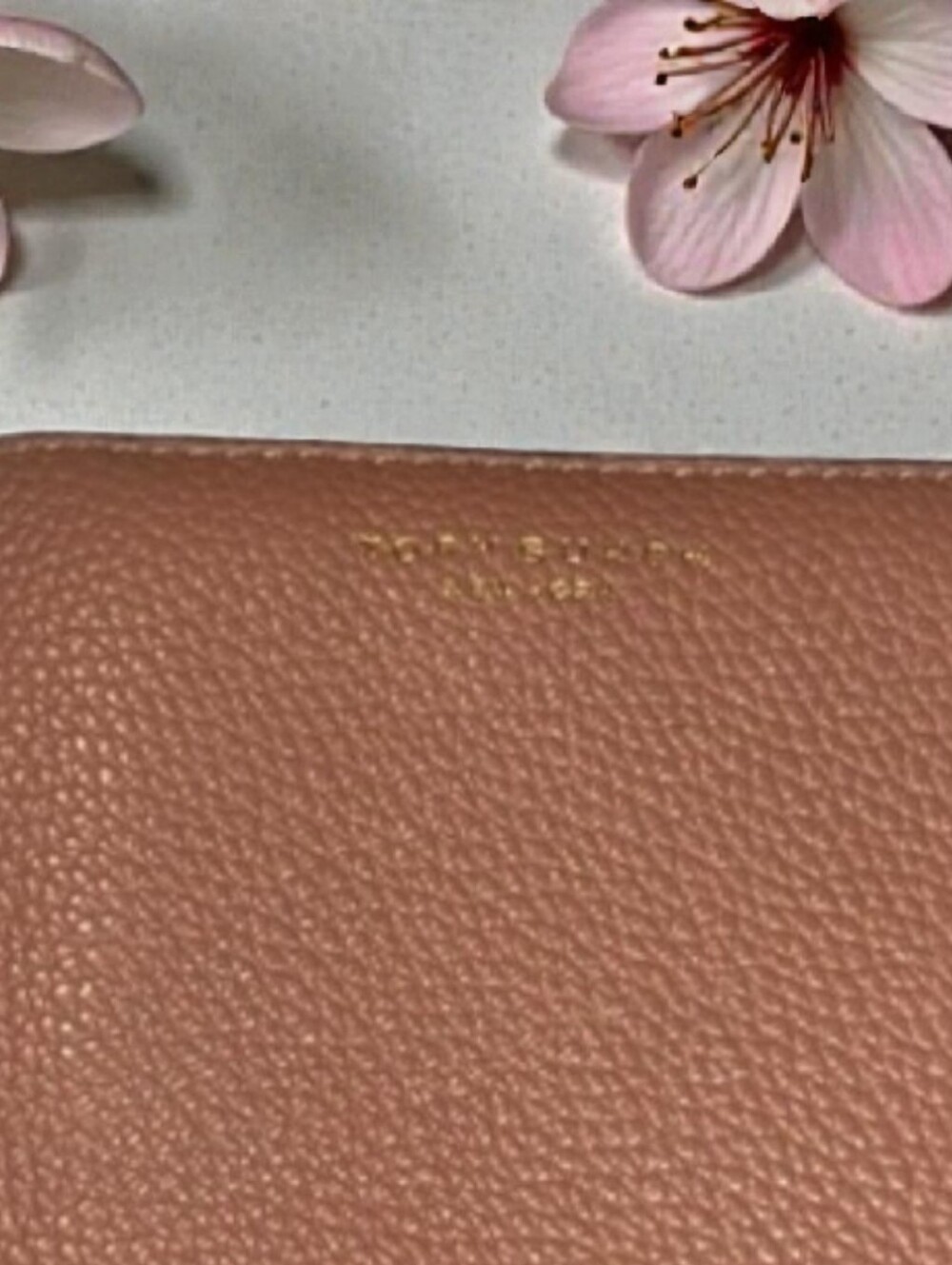 Tory Burch Pebbled Leather Compact Wallet - Dusty Rose with Gold Logo - Picture 4 of 4